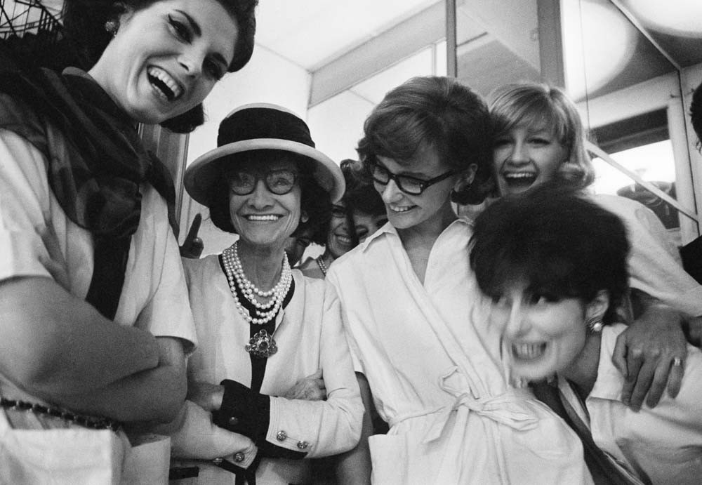 Coco Chanel in her studio with the models, fashion photo by Douglas kirkland.